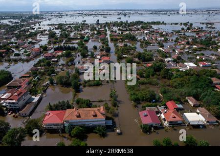 Karditsa, Griechenland. September 2023. Luftaufnahme des Dorfes Palamas in der Nähe der Stadt Karditsa. Nachdem der Sturm „Daniel“ riesige Niederschlagsmengen verursacht hat, kommt der Schaden nun ans Licht. Hunderte von Menschen mussten gerettet werden, da sie aufgrund der Wassermassen tagelang von der Umgebung abgeschnitten waren. Quelle: Yorgos Karahalis/dpa/Alamy Live News Stockfoto