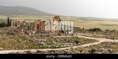 Berühmte Ruinen des Forums in Volubilis, einer alten römischen Stadt in Marokko, Nordafrika Stockfoto