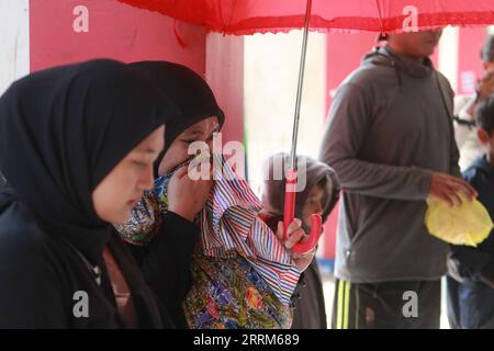 221004 -- MALANG, 4. Oktober 2022 -- Menschen trauern um die Opfer vor dem Eingang des Kanjuruhan-Stadions in Malang, Ost-Java, Indonesien, 4. Oktober 2022. Die indonesische Regierung hat ein unabhängiges Ermittlungsteam eingerichtet, um die Ursache der Stampede zu ermitteln, bei der 125 Menschen getötet und mindestens 320 weitere verletzt wurden. Die Stampede fand am späten Samstag im Kanjuruhan-Stadion in Malang statt, nachdem der Verein AREMA Malang bei einem indonesischen Fußballspiel gegen Persebaya Surabaya verloren hatte. Foto von /Xinhua INDONESIA-MALANG-FOOTBALL MATCH-STAMPEDE-AFTERMATH BayuxNovanta PUBLICATIONxNOTxINxCH Stockfoto