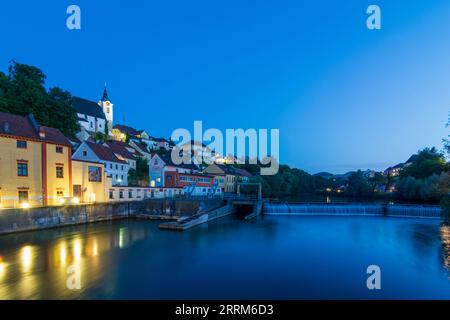 Steinbach an der Steyr, Steyr mit Wehr, Altstadt Steinbach mit Kirche in Steyr, Nationalpark Region, Oberösterreich, Österreich Stockfoto