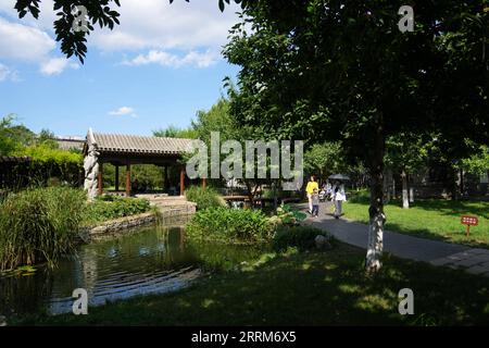 221005 -- PEKING, 5. Oktober 2022 -- Menschen besuchen den Sanlihe Park des Dongcheng Bezirks in Peking, Hauptstadt von China, 16. August 2022. Die chinesischen Behörden haben geplant, die Beijing Central Axis als Chinas Projekt zur Anwendung des Weltkulturerbes 2024 zu empfehlen, so die National Cultural Heritage Administration. Die Pekinger Zentralachse ist 7,8 Kilometer lang, beginnend vom Yongding-Tor im Süden der Stadt bis zum Trommelturm und Glockenturm im Norden. Die meisten der großen Gebäude der Altstadt Pekings befinden sich entlang dieser Achse. Die Mittelachse ist das Rückgrat des alten B Stockfoto