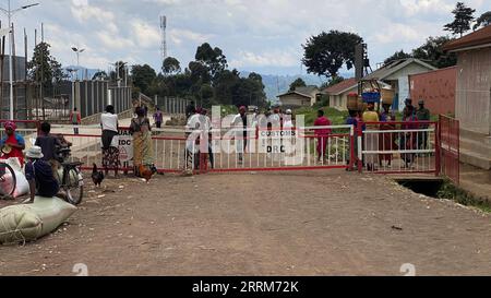 221005 -- BUNAGANA DR CONGO, 5. Oktober 2022 -- Foto aufgenommen am 1. Oktober 2022 zeigt einen Checkpoint von Bunagana, einer Grenzstadt im Nordosten der Demokratischen Republik Kongo. ZUM Mitschnitt: DR Congo s Bunagana Town Reeling nach der Gefangennahme durch M23-REBELLEN DR CONGO-BUNAGANA-M23-REBELLEN AlainxUaykani PUBLICATIONxNOTxINxCHN Stockfoto