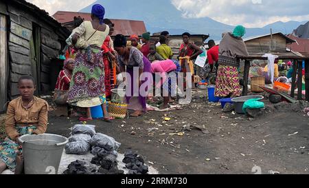 221005 -- BUNAGANA DR KONGO, 5. Oktober 2022 -- Menschen werden auf einem provisorischen Markt in Bunagana, einer Grenzstadt im Nordosten der Demokratischen Republik Kongo, am 1. Oktober 2022 gesehen. ZUM Mitschnitt: DR Congo s Bunagana Town Reeling nach der Gefangennahme durch M23-REBELLEN DR CONGO-BUNAGANA-M23-REBELLEN AlainxUaykani PUBLICATIONxNOTxINxCHN Stockfoto