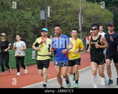 221005 -- PEKING, 5. Oktober 2022 -- Menschen laufen im Olympic Forest Park in Peking, Hauptstadt von China, 11. September 2022. Die chinesischen Behörden haben geplant, die Beijing Central Axis als Chinas Projekt zur Anwendung des Weltkulturerbes 2024 zu empfehlen, so die National Cultural Heritage Administration. Die Pekinger Zentralachse ist 7,8 Kilometer lang, beginnend vom Yongding-Tor im Süden der Stadt bis zum Trommelturm und Glockenturm im Norden. Die meisten der großen Gebäude der Altstadt Pekings befinden sich entlang dieser Achse. Die Zentralachse ist das Rückgrat des alten Peking, Repres Stockfoto
