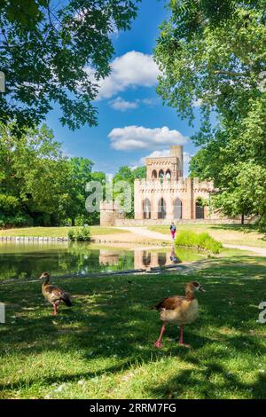 Wiesbaden, künstliche Ruine Mosburg im Park des Schlosses Biebrich im Rheingau, Hessen, Deutschland Stockfoto