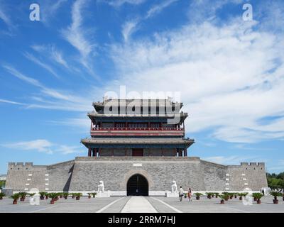 221005 -- PEKING, 5. Oktober 2022 -- Menschen besuchen das Yongdingmen-Tor in Peking, Hauptstadt Chinas, 16. August 2022. Die chinesischen Behörden haben geplant, die Beijing Central Axis als Chinas Projekt zur Anwendung des Weltkulturerbes 2024 zu empfehlen, so die National Cultural Heritage Administration. Die Pekinger Zentralachse ist 7,8 Kilometer lang, beginnend vom Yongding-Tor im Süden der Stadt bis zum Trommelturm und Glockenturm im Norden. Die meisten der großen Gebäude der Altstadt Pekings befinden sich entlang dieser Achse. Die Zentralachse ist das Rückgrat des alten Peking, representi Stockfoto