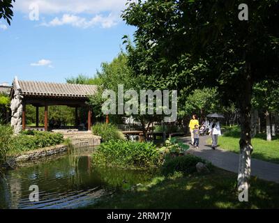 221005 -- PEKING, 5. Oktober 2022 -- Menschen besuchen den Sanlihe Park des Dongcheng Bezirks in Peking, Hauptstadt von China, 16. August 2022. Die chinesischen Behörden haben geplant, die Beijing Central Axis als Chinas Projekt zur Anwendung des Weltkulturerbes 2024 zu empfehlen, so die National Cultural Heritage Administration. Die Pekinger Zentralachse ist 7,8 Kilometer lang, beginnend vom Yongding-Tor im Süden der Stadt bis zum Trommelturm und Glockenturm im Norden. Die meisten der großen Gebäude der Altstadt Pekings befinden sich entlang dieser Achse. Die Mittelachse ist das Rückgrat des alten B Stockfoto