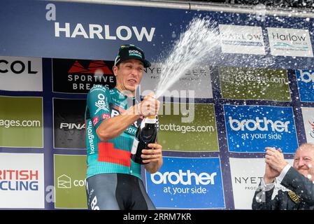 Sieger Danny van Poppel feiert beim Tour of Britain-Radrennen Stage 6 am Ziel in Harlow, Essex, Großbritannien. Champagner auf das Podium sprühen Stockfoto