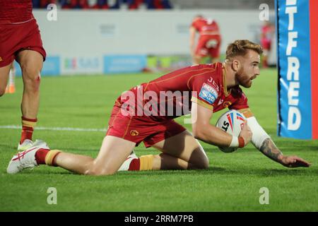 Wakefield, Großbritannien. September 2023. Be Well Support Stadium, Wakefield, West Yorkshire, 8. September 2023. Betfred Super League Wakefield Trinity vs Catalans Dragons Adam Keighran von Catalans Dragons gewinnt den Versuch gegen Wakefield Trinity Credit: Touchlinepics/Alamy Live News Stockfoto