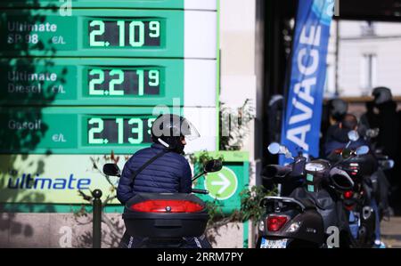 221006 -- PARIS, 6. Oktober 2022 -- Kunden stehen vor einer BP-Tankstelle in Levallois, nahe Paris, Frankreich, 6. Oktober 2022. FRANCE-PARIS-ENERGY-TANKSTELLE GaoxJing PUBLICATIONxNOTxINxCHN Stockfoto