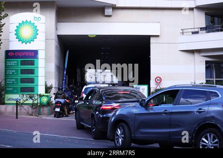 221006 -- PARIS, 6. Oktober 2022 -- Kunden stehen vor einer BP-Tankstelle in Levallois, nahe Paris, Frankreich, 6. Oktober 2022. FRANCE-PARIS-ENERGY-TANKSTELLE GaoxJing PUBLICATIONxNOTxINxCHN Stockfoto