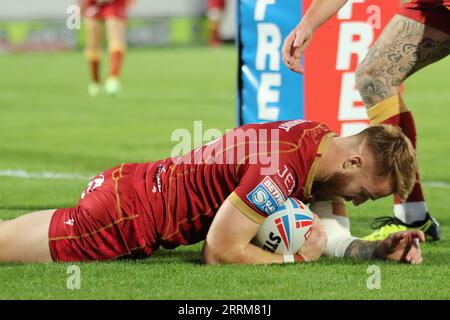 Wakefield, Großbritannien. September 2023. Be Well Support Stadium, Wakefield, West Yorkshire, 8. September 2023. Betfred Super League Wakefield Trinity vs Catalans Dragons Adam Keighran von Catalans Dragons gewinnt den Versuch gegen Wakefield Trinity Credit: Touchlinepics/Alamy Live News Stockfoto