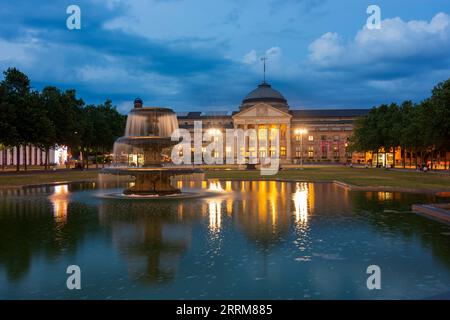 Wiesbaden, Kurhaus Kurhaus, Park Bowling Green in Rheingau, Hessen, Deutschland Stockfoto
