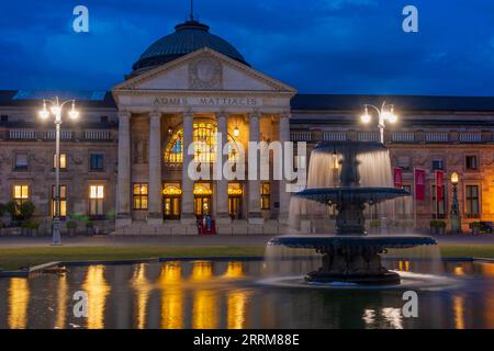 Wiesbaden, Kurhaus Kurhaus, Park Bowling Green in Rheingau, Hessen, Deutschland Stockfoto