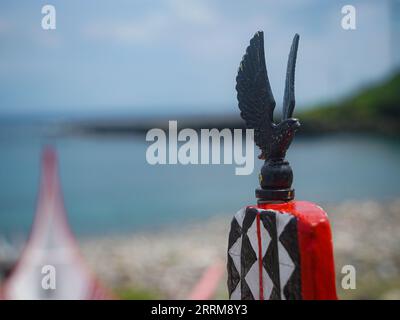 Lanyu, Taiwan. September 2023. Auf dem traditionellen Boot der Tao auf der Orchideeninsel befindet sich eine Adler-Bronzefigur. Die Orchideeninsel (Lanyu) ist eine vulkanische Insel außerhalb von Taitung und wird als Pongso no Tao („Insel der Menschen“) bezeichnet. Die Insel war die Heimat der Aborigines, der Tao. Seit prähistorischen Zeiten und ist heute ein beliebter Touristenort für diejenigen, die vom Festland fliehen wollen. (Foto: Jasmine Leung/SOPA Images/SIPA USA) Credit: SIPA USA/Alamy Live News Stockfoto