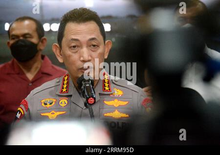 221007 -- MALANG, 7. Oktober 2022 -- Indonesiens nationaler Polizeichef Listyo Sigit Prabowo 2. L spricht auf einer Pressekonferenz in Malang, Ost-Java, Indonesien, 6. Oktober 2022. Die indonesische Polizei hat sechs Verdächtige für einen tödlichen Fußballstampede im Kanjuruhan-Stadion in Malang in der Provinz Ost-Java benannt, bei dem 131 Menschen ums Leben kamen. Foto von /Xinhua INDONESIA-MALANG-FOOTBALL MATCH-STAMPEDE-AFTERMATH AdityaxHendra PUBLICATIONxNOTxINxCHN Stockfoto