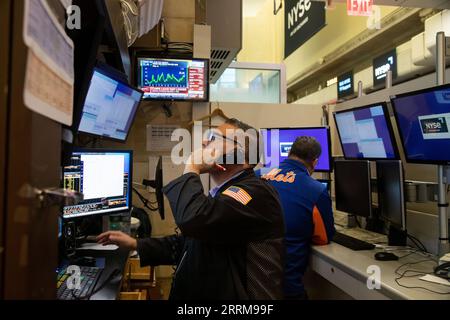 221008 -- NEW YORK, 8. Oktober 2022 -- Händler arbeiten auf dem Boden der New York Stock Exchange NYSE in New York, USA, 7. Oktober 2022. Die US-Aktien gingen am Freitag drastisch zurück, da ein solider Bericht über Arbeitsplätze im September Befürchtungen weckte, dass die Federal Reserve weiterhin aggressiv mit Zinserhöhungen umgehen würde. Der Dow Jones Industrial Average stürzte 630,15 Punkte oder 2,11 Prozent auf 29.296.79. Die S&P 500 ging um 104,86 Punkte oder 2,80 Prozent auf 3.639,66 zurück. Der Nasdaq Composite Index senkte 420,91 Punkte oder 3,80 Prozent auf 10.652.40. Foto von /Xinhua U.S.-NEW YORK-STOCKS MichaelxNagle PUBLICATIONxNO Stockfoto