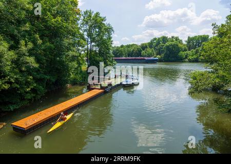 Hanau, Mündung der Kinzig in den Main, Kanu, Frachtschiff in RheinMain, Hessen, Deutschland Stockfoto