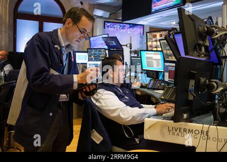 221008 -- NEW YORK, 8. Oktober 2022 -- Händler arbeiten auf dem Boden der New York Stock Exchange NYSE in New York, USA, 7. Oktober 2022. Die US-Aktien gingen am Freitag drastisch zurück, da ein solider Bericht über Arbeitsplätze im September Befürchtungen weckte, dass die Federal Reserve weiterhin aggressiv mit Zinserhöhungen umgehen würde. Der Dow Jones Industrial Average stürzte 630,15 Punkte oder 2,11 Prozent auf 29.296.79. Die S&P 500 ging um 104,86 Punkte oder 2,80 Prozent auf 3.639,66 zurück. Der Nasdaq Composite Index senkte 420,91 Punkte oder 3,80 Prozent auf 10.652.40. Foto von /Xinhua U.S.-NEW YORK-STOCKS MichaelxNagle PUBLICATIONxNO Stockfoto