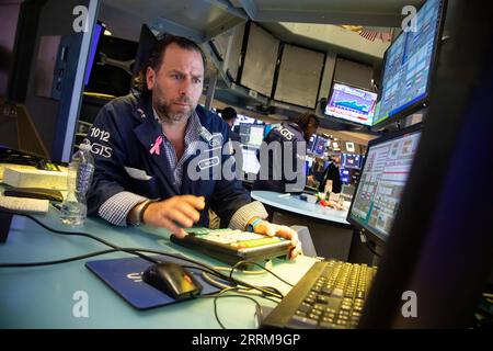 221008 -- NEW YORK, 8. Oktober 2022 -- Ein Händler arbeitet auf dem Boden der New York Stock Exchange NYSE in New York, USA, 7. Oktober 2022. Die US-Aktien gingen am Freitag drastisch zurück, da ein solider Bericht über Arbeitsplätze im September Befürchtungen weckte, dass die Federal Reserve weiterhin aggressiv mit Zinserhöhungen umgehen würde. Der Dow Jones Industrial Average stürzte 630,15 Punkte oder 2,11 Prozent auf 29.296.79. Die S&P 500 ging um 104,86 Punkte oder 2,80 Prozent auf 3.639,66 zurück. Der Nasdaq Composite Index senkte 420,91 Punkte oder 3,80 Prozent auf 10.652.40. Foto von /Xinhua U.S.-NEW YORK-STOCKS MichaelxNagle PUBLICATIONx Stockfoto