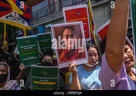 New Delhi, Indien. September 2023. Mitglieder der Tibetanischen Gemeinschaft haben Plakate in einem Protest gegen die chinesische Regierung vor dem G20-Gipfel in Neu-Delhi, Indien, angebracht. (Bild: © Kabir Jhangiani/ZUMA Press Wire) NUR REDAKTIONELLE VERWENDUNG! Nicht für kommerzielle ZWECKE! Quelle: ZUMA Press, Inc./Alamy Live News Stockfoto