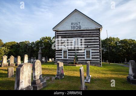 Die Old Log Church gehört der Schellsburg and Chestnut Ridge Cemetery Association, Lincoln Highway, Route 30, Schellsburg, PA Stockfoto