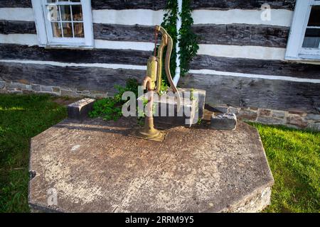 Antike Handwasserpumpe, Old Log Church, Schellsburg and Chestnut Ridge Cemetery Association, Lincoln Highway, Route 30, Schellsburg, PA Stockfoto