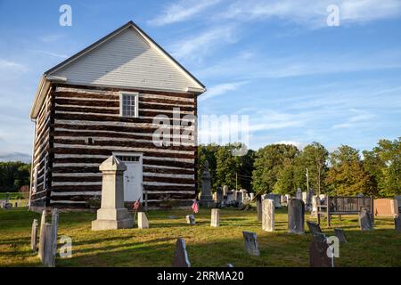 Die Old Log Church gehört der Schellsburg and Chestnut Ridge Cemetery Association, Lincoln Highway, Route 30, Schellsburg, PA Stockfoto