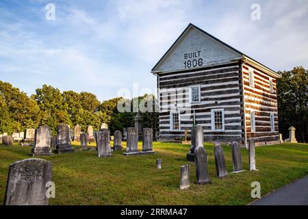 Die Old Log Church gehört der Schellsburg and Chestnut Ridge Cemetery Association, Lincoln Highway, Route 30, Schellsburg, PA Stockfoto