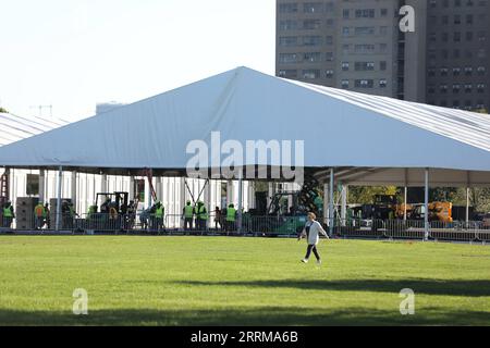 221010 -- NEW YORK, 10. Oktober 2022 -- Arbeiter arbeiten auf der Baustelle eines humanitären Notfall- und Hilfszentrums für Asylbewerber in Randall s Island in New York, USA, 9. Oktober 2022. Der Bürgermeister von New York, Eric Adams, hat am Freitag als Reaktion auf einen rekordverdächtigen Zustrom von Asylsuchenden in die Stadt, hauptsächlich von der südlichen Grenze der Vereinigten Staaten, den Ausnahmezustand ausgerufen. Am Freitag wurde ein Exekutivbeschluss erlassen, um alle zuständigen Einrichtungen in der Stadt förmlich anzuweisen, ihre Bemühungen zur Reaktion auf die humanitäre Krise und den Bau von Asylbewerbern zu koordinieren Stockfoto