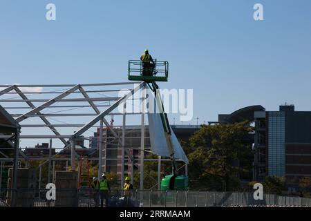 221010 -- NEW YORK, 10. Oktober 2022 -- Arbeiter arbeiten am 9. Oktober 2022 auf der Baustelle eines humanitären Nothilfe- und Hilfszentrums für Asylbewerber auf Randall s Island in New York, USA. Die Tausende von neu angekommenen Asylsuchenden in New York City, der bevölkerungsreichsten Stadt der Vereinigten Staaten, stehen vor vielfältigen Herausforderungen, wenn es darum geht, in einer anhaltenden humanitären Krise Wurzeln zu schlagen. UM MIT Feature ZU GEHEN: Neu angekommene Asylbewerber in New YORK haben Schwierigkeiten bei der Ansiedlung von US-NEW YORK-ASYLBEWERBERN ZhangxFengguo PUBLICATIONxNOTxINxCHN Stockfoto