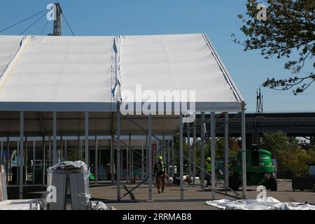 221010 -- NEW YORK, 10. Oktober 2022 -- Arbeiter arbeiten am 9. Oktober 2022 auf der Baustelle eines humanitären Nothilfe- und Hilfszentrums für Asylbewerber auf Randall s Island in New York, USA. Die Tausende von neu angekommenen Asylsuchenden in New York City, der bevölkerungsreichsten Stadt der Vereinigten Staaten, stehen vor vielfältigen Herausforderungen, wenn es darum geht, in einer anhaltenden humanitären Krise Wurzeln zu schlagen. UM MIT Feature ZU GEHEN: Neu angekommene Asylbewerber in New YORK haben Schwierigkeiten bei der Ansiedlung von US-NEW YORK-ASYLBEWERBERN ZhangxFengguo PUBLICATIONxNOTxINxCHN Stockfoto