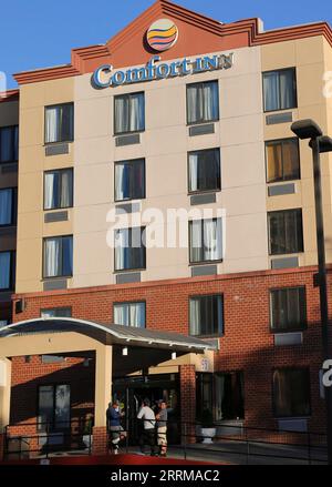 221010 -- NEW YORK, 10. Oktober 2022 -- Asylsuchende werden am 9. Oktober 2022 am Eingang eines Comfort Inn Hotels in Staten Island, New York, USA, gesehen. Die Tausende von neu angekommenen Asylsuchenden in New York City, der bevölkerungsreichsten Stadt der Vereinigten Staaten, stehen vor vielfältigen Herausforderungen, wenn es darum geht, in einer anhaltenden humanitären Krise Wurzeln zu schlagen. UM MIT Feature ZU GEHEN: Neu angekommene Asylbewerber in New YORK haben Schwierigkeiten, sich in den USA-NEW YORK-ASYLBEWERBERN LiuxYanan PUBLICATIONxNOTxINxCHN niederzulassen Stockfoto