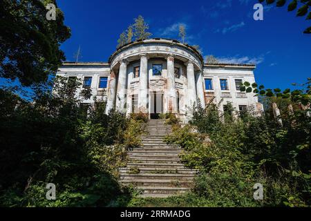 Ruine überwucherte alte verlassene Villa. Ehemaliges Anwesen der Golitsyns in Zubrilovka. Stockfoto