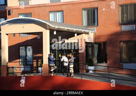 221010 -- NEW YORK, 10. Oktober 2022 -- Asylsuchende werden am 9. Oktober 2022 am Eingang eines Comfort Inn Hotels in Staten Island, New York, USA, gesehen. Die Tausende von neu angekommenen Asylsuchenden in New York City, der bevölkerungsreichsten Stadt der Vereinigten Staaten, stehen vor vielfältigen Herausforderungen, wenn es darum geht, in einer anhaltenden humanitären Krise Wurzeln zu schlagen. UM MIT Feature ZU GEHEN: Neu angekommene Asylbewerber in New YORK haben Schwierigkeiten, sich in den USA-NEW YORK-ASYLBEWERBERN LiuxYanan PUBLICATIONxNOTxINxCHN niederzulassen Stockfoto