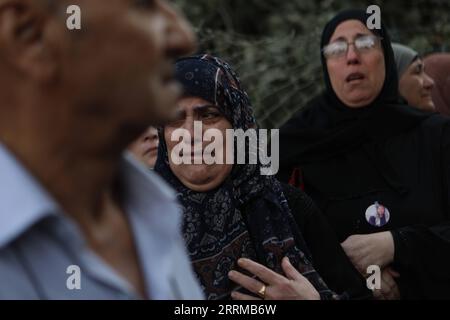 221013 -- HEBRON, 13. Oktober 2022 -- Ein Verwandter von Osama Adawi, der von einem israelischen Soldaten getötet wurde, trauert während seiner Beerdigung in der Westbank-Stadt Hebron, 13. Oktober 2022. Ein Palästinenser wurde getötet und drei weitere verletzt am Mittwoch während der Zusammenstöße mit den israelischen Soldaten im Al-Aroub Flüchtlingscamp nördlich der Stadt Hebron im südlichen Westjordanland, sagten palästinensische Gesundheitsbehörden und Augenzeugen. Das palästinensische Gesundheitsministerium sagte in einer Erklärung, dass Osama Adawi, 18, getötet wurde, nachdem er von einem israelischen Soldaten erschossen wurde, während die Zusammenstöße am Nachmittag ausbrachen Stockfoto