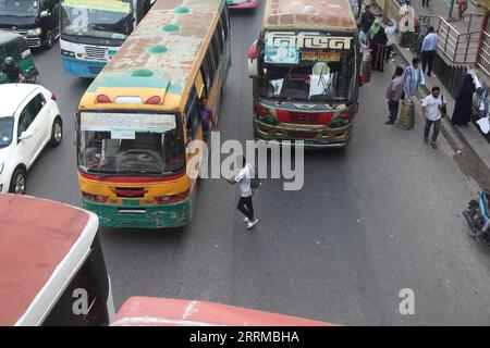 Dhak Bangladesch 8. September 2023. Der Bus hält an vielen Orten ohne den geplanten Halt. Die nationale Panik steigt auf Lebensgefahr. - Ja, Danke Stockfoto