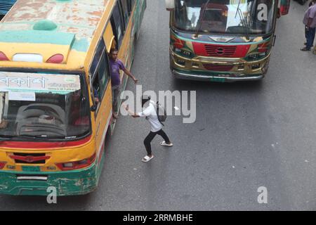 Dhak Bangladesch 8. September 2023. Der Bus hält an vielen Orten ohne den geplanten Halt. Die nationale Panik steigt auf Lebensgefahr. - Ja, Danke Stockfoto