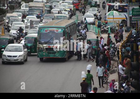 Dhak Bangladesch 8. September 2023. Der Bus hält an vielen Orten ohne den geplanten Halt. Die nationale Panik steigt auf Lebensgefahr. - Ja, Danke Stockfoto