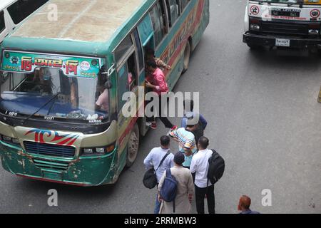 Dhak Bangladesch 8. September 2023. Der Bus hält an vielen Orten ohne den geplanten Halt. Die nationale Panik steigt auf Lebensgefahr. - Ja, Danke Stockfoto