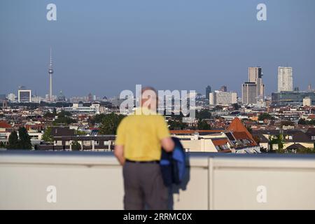 Berlin, Deutschland. September 2023. Ein Mann blickt auf die Skyline der Stadt von der Dachterrasse des ehemaligen Internationalen Kongresszentrums (ICC) Berlin während der Veranstaltung „48 Stunden ICC“. Anlässlich des „Tages des offenen Denkmals“ ist das ICC Berlin 48 Stunden lang für Besucher geöffnet. Am 09. Und 10. September 2023 können im Rahmen des Denkmaltages auch mehr als 340 Denkmäler in Berlin besichtigt werden. Quelle: Soeren Stache/dpa/Alamy Live News Stockfoto