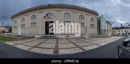 Chalons-en-Champagne, Frankreich - 09 01 2023: Blick auf die Fassade des Archivs der Abteilung Marne Stockfoto