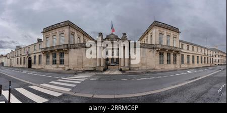 Chalons-en-Champagne, Frankreich - 09 01 2023: Blick auf die Fassade des Hotels des Präfekturgebäudes Stockfoto