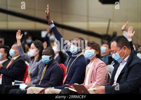 221017 -- PEKING, 17. Oktober 2022 -- Journalisten erheben die Hände, um Fragen per Videolink während einer Pressekonferenz am Rande des laufenden 20. Nationalkongresses der Kommunistischen Partei Chinas (KPCh) in Peking, Hauptstadt Chinas, am 17. Oktober 2022 zu stellen. CPC-KongressCHINA-BEIJING-CPC NATIONALE KONGRESS-PRESSEKONFERENZ CN ChenxYehua PUBLICATIONxNOTxINxCHN Stockfoto