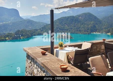 Leerer Tisch mit Blick auf den wunderschönen Bleder See Stockfoto