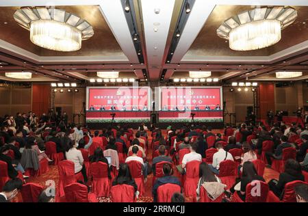 221019 -- PEKING, 19. Oktober 2022 -- Journalisten nehmen an einer Pressekonferenz per Video-Link in Peking, Hauptstadt Chinas, 19. Oktober 2022 Teil. Das Pressezentrum des 20. Nationalen Kongresses der Kommunistischen Partei Chinas (KPCh) veranstaltete am Mittwoch die Pressekonferenz zu dem Thema unter der Leitung von Xi Jinping Thought on the Rule of Law, Streben nach einem höheren Standard der Rechtsstaatlichkeit in China. CPC CongressCHINA-BEIJING-CPC NATIONALE KONGRESS-PRESSE-KONFERENZ CN YinxGang PUBLICATIONxNOTxINxCHN Stockfoto