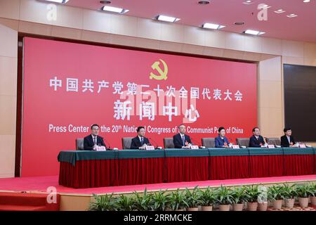 221019 -- PEKING, 19. Oktober 2022 -- das Pressezentrum für den 20. Nationalen Kongress der Kommunistischen Partei Chinas (KPCh) veranstaltet eine Pressekonferenz zu diesem Thema unter der Leitung von Xi Jinping Thought on the Rule of Law, bemühen Sie sich, in Peking, Hauptstadt Chinas, am 19. Oktober 2022 einen höheren Standard an Rechtsstaatlichkeit in China aufzubauen. Yin Bai, stellvertretender Generalsekretär der Kommission für politische und rechtliche Angelegenheiten des Zentralkomitees der KPCh, He Rong, Vizepräsident des Obersten Volksgerichts, Tong Jianming, stellvertretender Generalstaatsanwalt der Obersten Volksstaatsanwaltschaft, Xu Ganlu, Vizeminister des Ministr Stockfoto