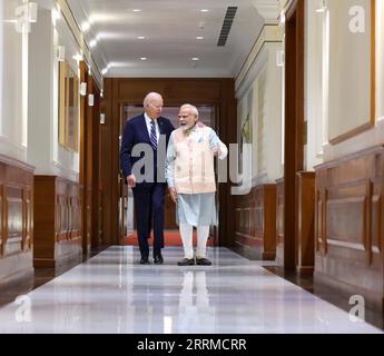 New Delhi, Indien. September 2023. Der indische Premierminister Narendra Modi, rechts, geht mit US-Präsident Joe Biden, links, vor dem Beginn ihres bilateralen Treffens am 8. September 2023 in Neu-Delhi, Indien. Anrede: Hemant Joshi/Presseinformationsbüro/Alamy Live News Stockfoto