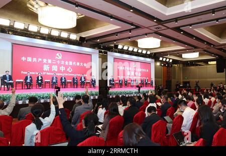 221019 -- PEKING, 19. Oktober 2022 -- Journalisten erheben sich während des vierten Gruppeninterviews, das vom Pressezentrum für den 20. Nationalkongress der Kommunistischen Partei Chinas (KPC) in Peking, der Hauptstadt Chinas, am 19. Oktober 2022 veranstaltet wird, per Videolink zu Fragen. Während des Interviews haben die Sprecher der Delegationen aus Chongqing, Sichuan, Guizhou, Yunnan, Tibet, Shaanxi und Gansu stellten auf dem 20. nationalen Kongress der KPC die Studie und Diskussion der Delegationen über den Bericht vor und beantworteten Fragen von Journalisten. CPC CONGRESSCHINA-BEIJING-CPC NAT Stockfoto