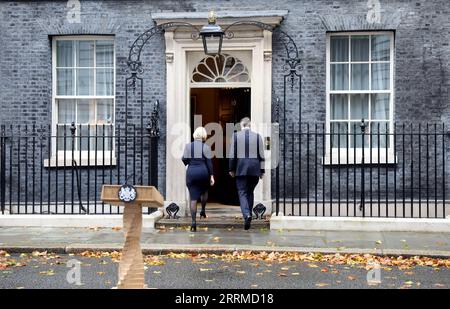 221020 -- LONDON, 20. Oktober 2022 -- britischer Premierminister Liz Truss L verlässt das Land, nachdem er eine Erklärung vor der 10 Downing Street in London, Großbritannien, am 20. Oktober 2022 abgegeben hat. Truss trat am Donnerstag nach nur etwas mehr als sechs Wochen im Amt zurück und wurde damit zum kürzesten Premierminister in der Geschichte des Landes. GROSSBRITANNIEN-LONDON-LIZ TRUSS-RESIGNATION LixYing PUBLICATIONxNOTxINxCHN Stockfoto